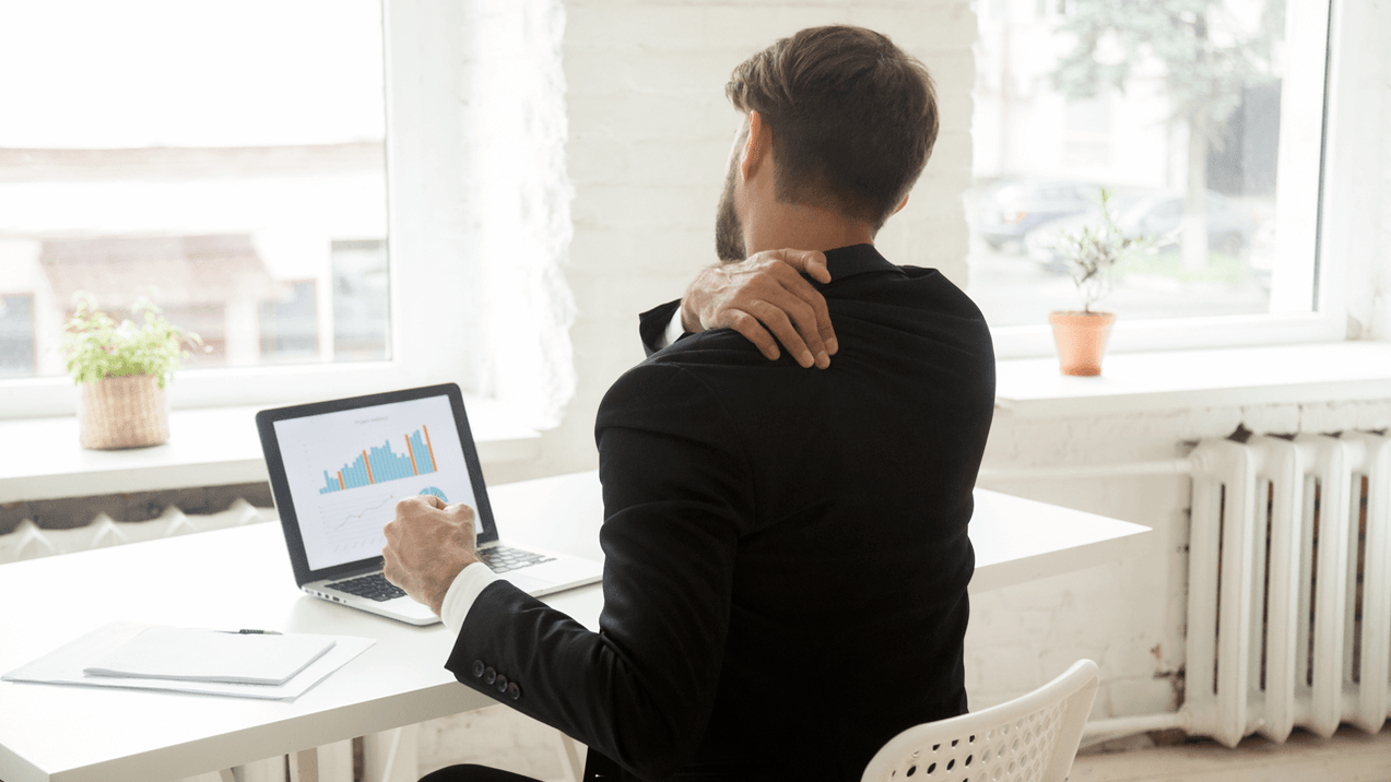 Πόνος στην πλάτη από τη δουλειά του στον υπολογιστή