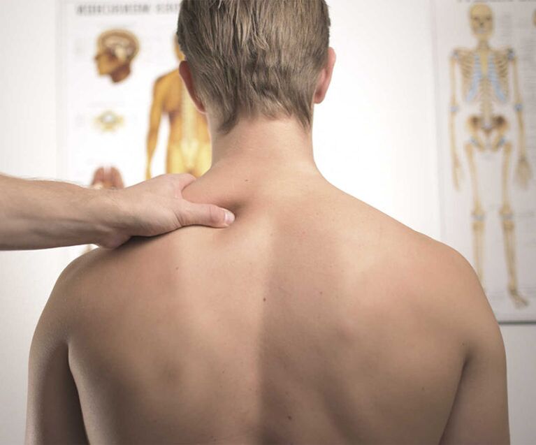 Διαγνωστική εξέταση ασθενούς με αυχενική οστεοχόνδρωση για τον καθορισμό ενός σχεδίου θεραπείας